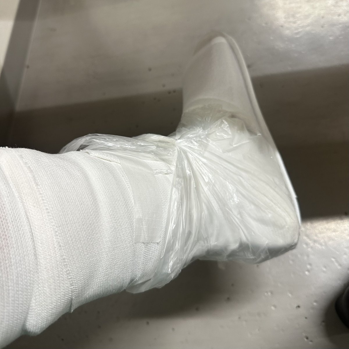 takeko_0123's tweet photo. えっと💦
どうでもいい報告なのですが、昨日
左足首を骨折しました。
なにやってんだか、自分…＿|￣|○ https://t.co/bbAxCibiat