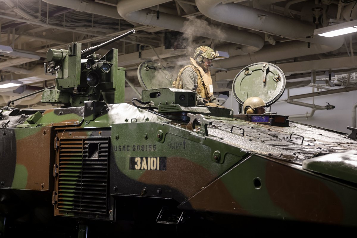 Official13thMEU's tweet photo. #3rdAABn Marines kick off their #QUART 26.2 training with ACV ship-to-ship movements. Using the well deck of @USSMakinIsland, crews refined their tactical water mobility skills—enhancing our ability to move Marines wherever needed.
@1stMEF @USMC @USNavy https://t.co/vnqx8Xxdnb