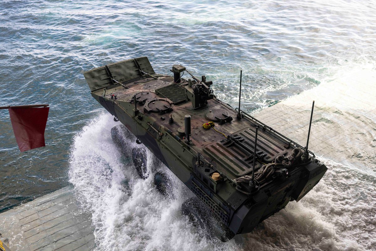 Official13thMEU's tweet photo. #3rdAABn Marines kick off their #QUART 26.2 training with ACV ship-to-ship movements. Using the well deck of @USSMakinIsland, crews refined their tactical water mobility skills—enhancing our ability to move Marines wherever needed.
@1stMEF @USMC @USNavy https://t.co/vnqx8Xxdnb