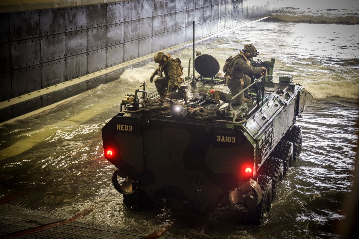 Official13thMEU's tweet photo. #3rdAABn Marines kick off their #QUART 26.2 training with ACV ship-to-ship movements. Using the well deck of @USSMakinIsland, crews refined their tactical water mobility skills—enhancing our ability to move Marines wherever needed.
@1stMEF @USMC @USNavy https://t.co/vnqx8Xxdnb