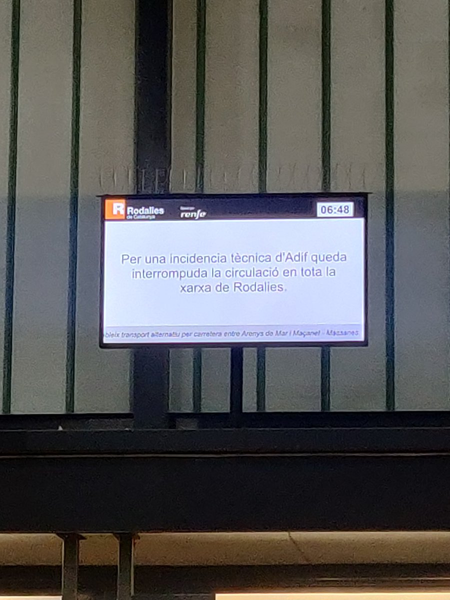 Estació #rodalies #R1 comprovi l'App abans d'anar a l'estació a l'arribar la operaria diu "QUE NO FUNCIONEN ELS TRENS, QUE HA CAIGUT EL CENTRE DE CONTROL".
Es vergonyós activar el #transportepúblico i ni funcionar.6:45h
