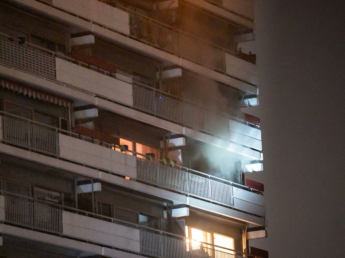 Brandweer redt vrouw uit brandende flat