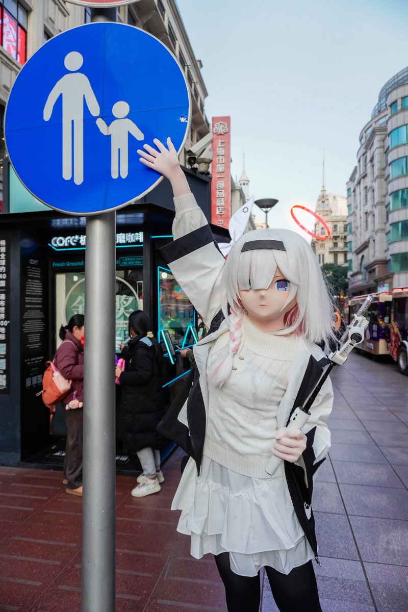 诶？去南京路走走吗？

人很多诶，要这样牵好我的手哦～

📷&amp;💼：<a href="/HeiBuNeko/">猫宫黑布</a> 
🔧<a href="/alisaqaq/">Alisa</a>