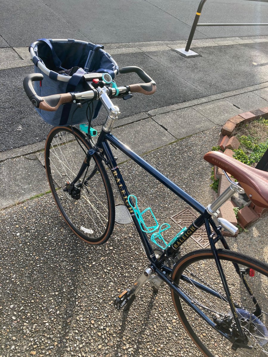 sloternyo's tweet photo. ハンドル回りが異様な見た目になってしまったので上のライトは外しました
ビアンキカラーがいい感じ

思い描いた通り完璧な仕上がり！ https://t.co/rrqXnf7omR