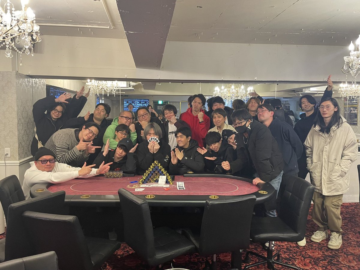 athena_poker's tweet photo. 🏆4周年最終日優勝者発表🏆

🏅MAIN DAY2 FINAL🏅
🥇ひろろ様❣️

誰もこの男を止められず‼️
勢いは止まることなく突き進みました✊🏻
流石としか言えないです🔥🔥

🏅ポカブラ杯🏅
🥇とがし様❣️

総エントリー80E越えの大嵐を抜けて見事戦い抜きました🔥
ポカブラのお二人もさすがでしたが今回はそれ以上の結果でした💫

🏅周年Closer Turbo🏅
🥇かぉる様❣️

オールインが飛び交う中、肩で見せつけました❣️
周年イベントを締めくくる見事なプレイで優勝🏆

🏆アテナ4周年シリーズオブポーカー🏆

🥇ひろろ様　　131.5pt
🥈たなしん様    97.5pt
🥉かぉる様        72.0pt
4️⃣いかりんぐ様 70pt
となりました‼️

シリーズオブポーカー優勝は3年連続のひろろ様❤️‍🔥
本当にすごい😵おめでとうございます🎊

アテナ4周年イベントたくさんのご来店ありがとうございました😆😆
皆様のお陰様で4周年を迎えられました㊗️
これからもATHENA池袋をよろしくお願い致します👐