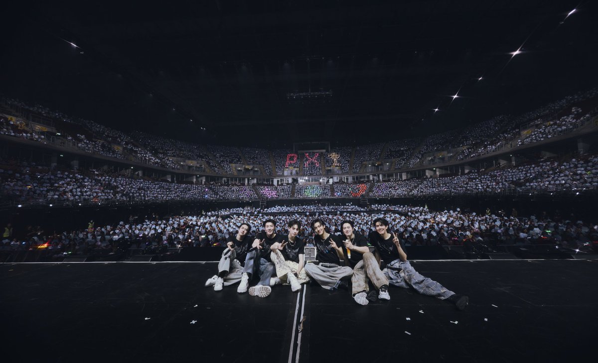 ccherryjamz's tweet image. ตอนเห็นว่าบัตรเหลือในระบบพันๆ ใบ แถมมีเรื่องปิดโซนอีก ชั้นก็นึกว่ามันจะโล่งๆ แต่พอถึงวันจริงคนเยอะกว่าที่คิด 🥺😭 เนี่ย ดีมเม่อถ้าโปรโมทดีๆ ทำผังราคาดีๆ ให้มันสมเหตุสมผล มันก็อาจจะมีบัตรเหลือน้อยกว่านี้ก็ได้ ไม่ใช่ทำงานออกมาแย่จนศลปเอาไปฝันร้าย…