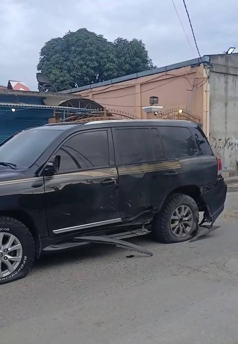 federicoalves's tweet image. 🇵🇭 “Hombres armados emboscaron el convoy de un alcalde filipino y atacaron su Toyota Land Cruiser blindado con un RPG.

La explosión dañó el vehículo pero no lo penetró.

El alcalde salió ileso mientras que dos escoltas resultaron heridos”.