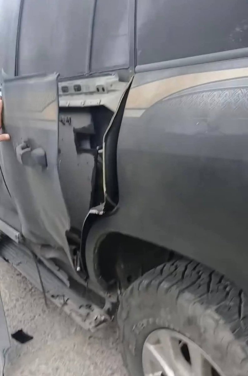 federicoalves's tweet image. 🇵🇭 “Hombres armados emboscaron el convoy de un alcalde filipino y atacaron su Toyota Land Cruiser blindado con un RPG.

La explosión dañó el vehículo pero no lo penetró.

El alcalde salió ileso mientras que dos escoltas resultaron heridos”.