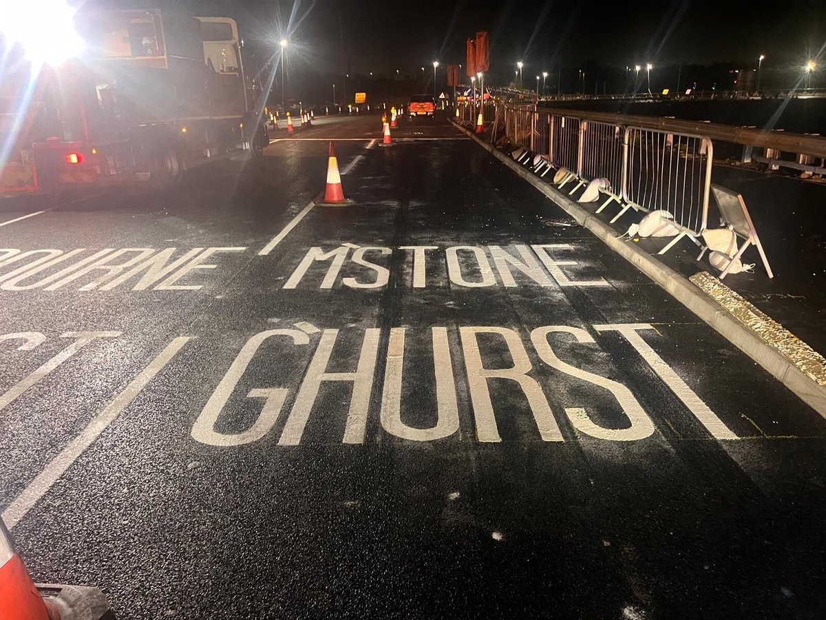 hiwayservices's tweet image. Making driving in the dark that little bit easier with clean markings. Here’s some photos sent by one of our crews from a recent job completed. Good job guys! 

Contact us on 01227 714 380 | hi-way.co.uk 
#RoadMarkings #ReflectiveRoadMarkings #DrivingInTheDark