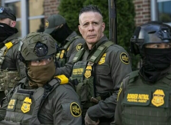 Non mi sorprenderei avesse il rialzo negli stivaletti. 

#GregBovino
#ICE 
#UnaBattagliaDopoLAltra
#OneBattleAfterAnother
#Minnesota