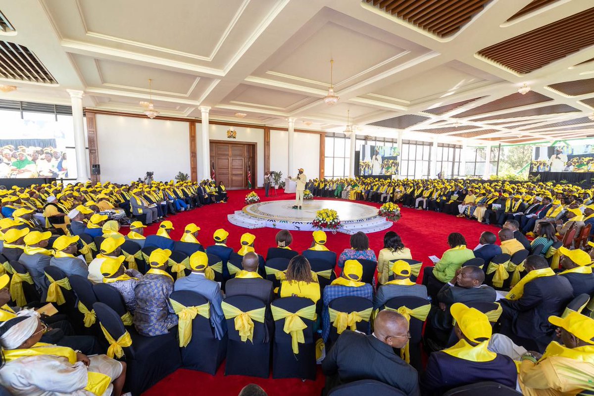 OleItumbi's tweet photo. President @WilliamsRuto, is currently chairing the UDA National Governing Council meeting at State House, attended by 1243 elected leaders.  

18 Governors

22 Senators

118 MPs 

22 Women Reps 

and 

893 MCAs. https://t.co/KphVYPS2uS