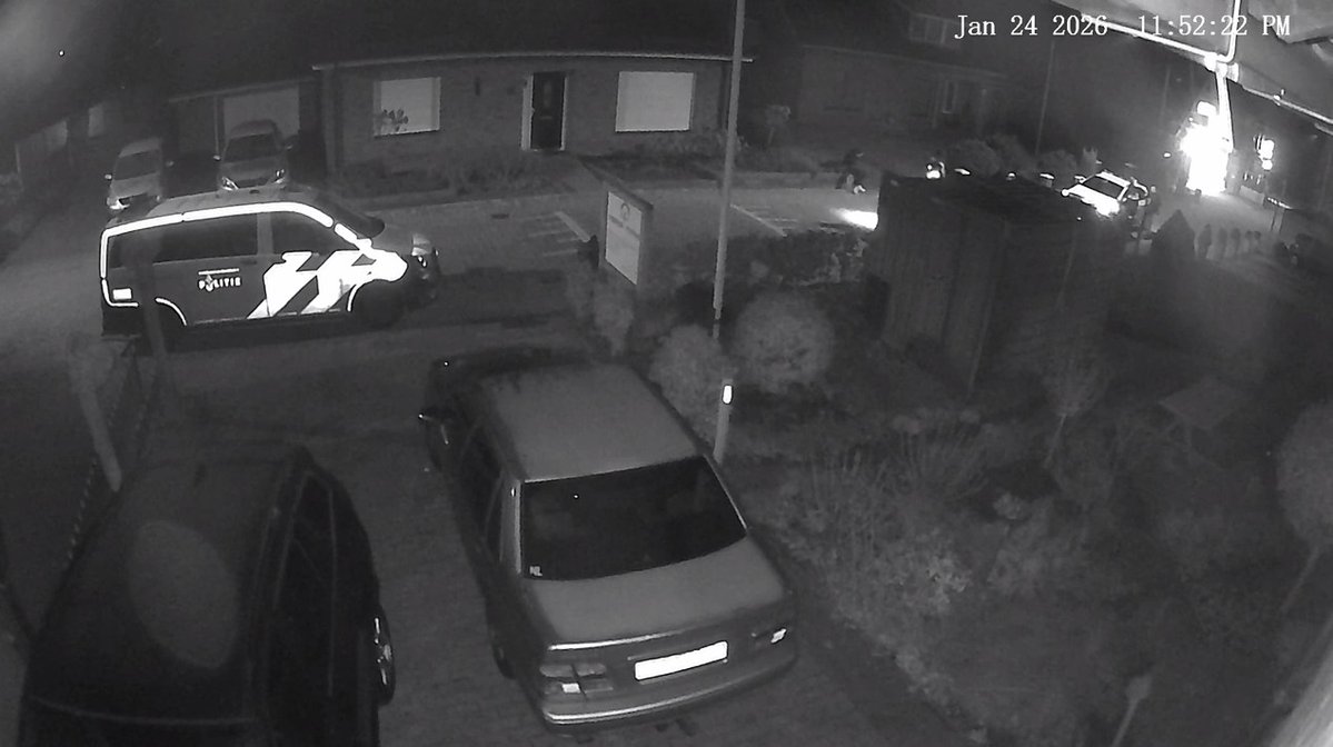 Achtervolging eindigt in crash in Azewijn: drie verdachten opgepakt