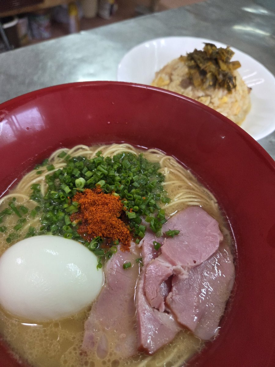 Yuumi_a0919's tweet photo. 今日のお昼ごはんッ

お土産の一蘭&amp;炒飯!!!!

#おうちごはん https://t.co/l4qvaqI2Nk