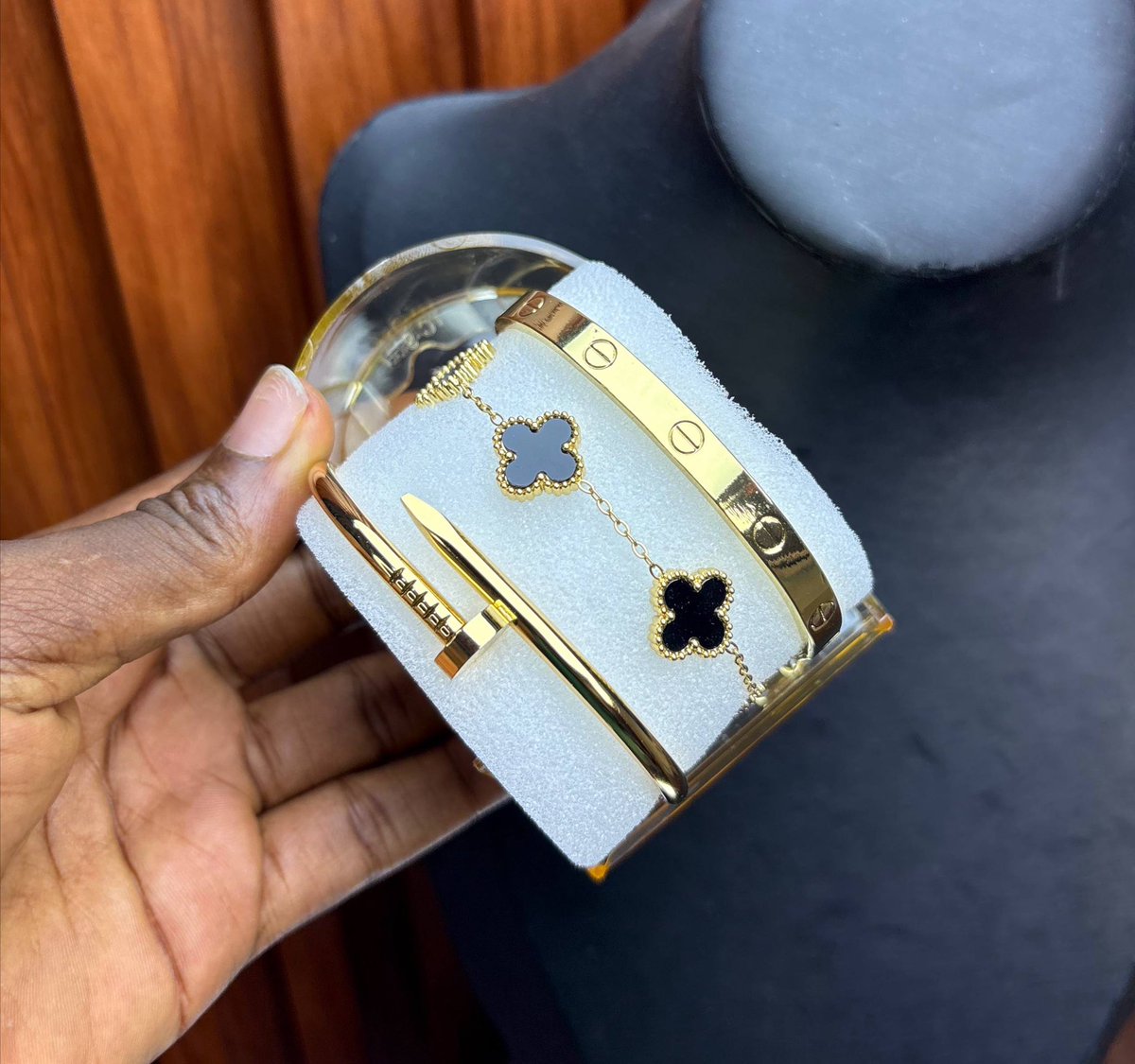 MO’S ESSENTIALS tweet media