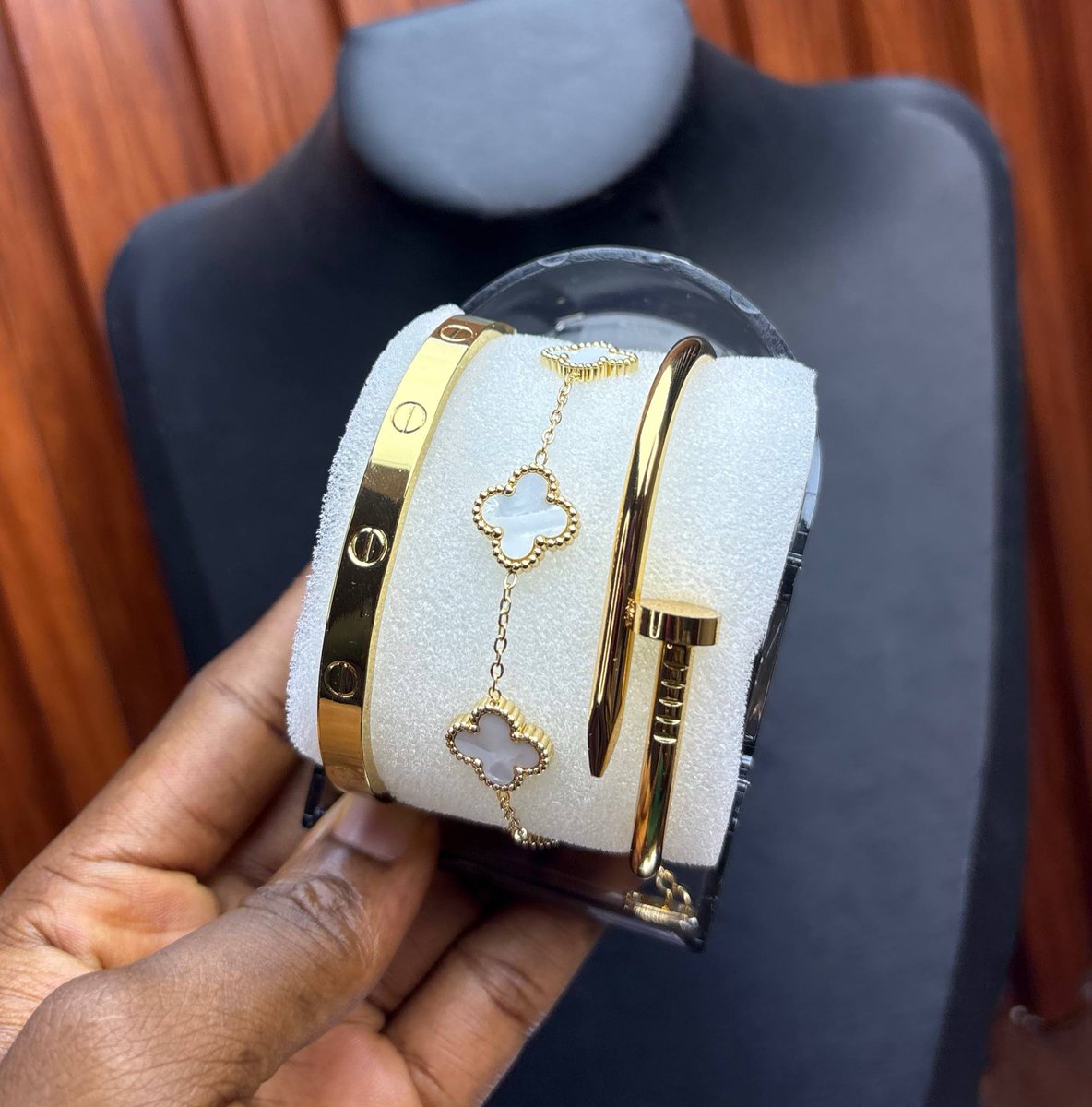 MO’S ESSENTIALS tweet media