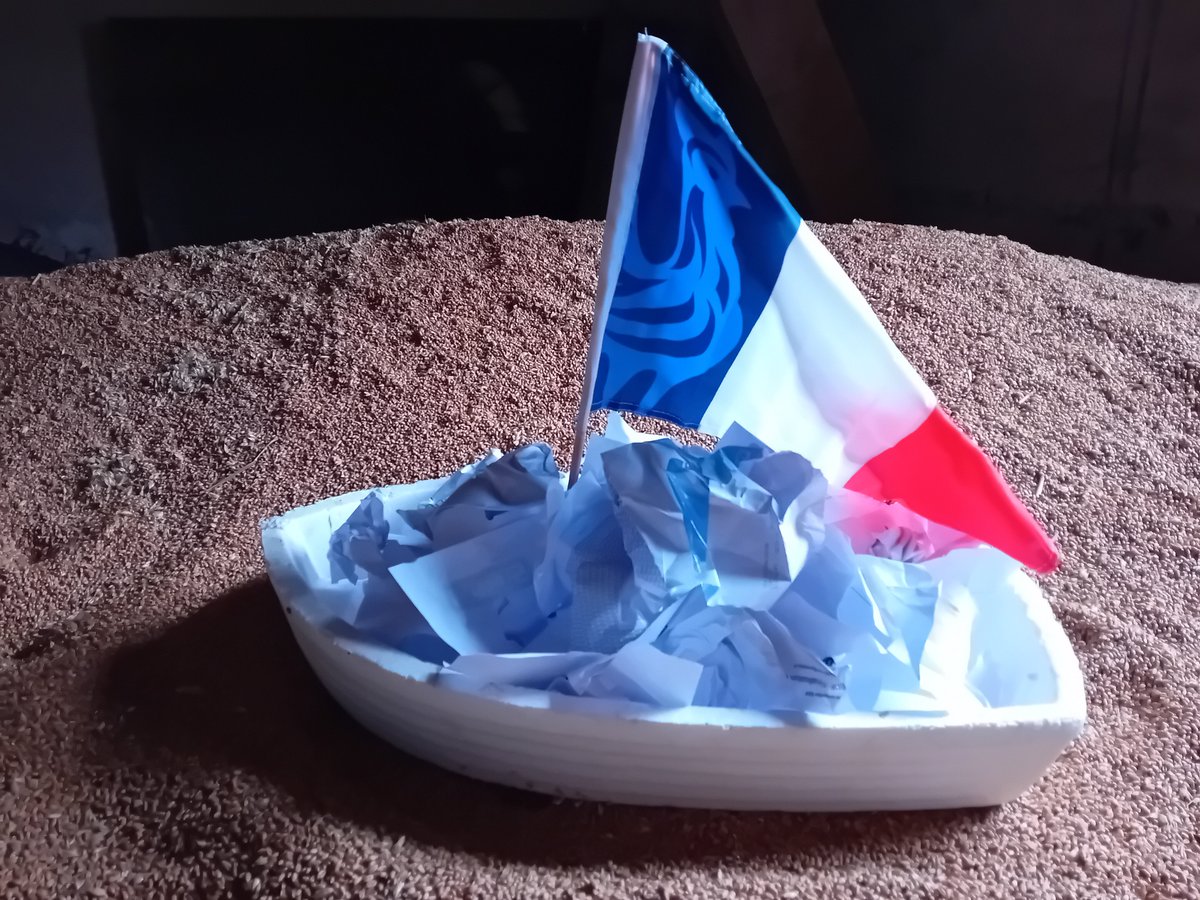 GuyotVincent02's tweet image. Bonjour les #Twittos, j'avais fait cette photo il y a deux ans, l'#Agriculture 🇫🇷 entrain de couler sous le poids des paperasses, depuis ...

#PageBlanche