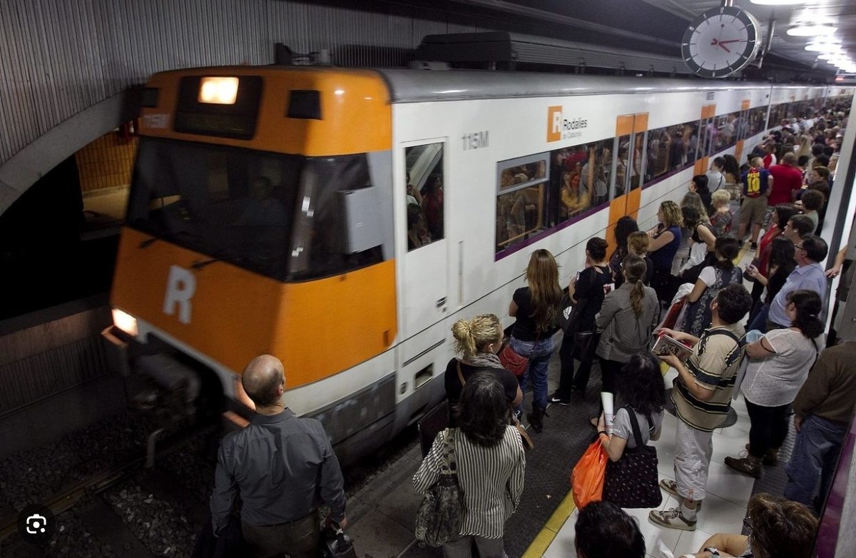 Després del "free, free Palestine", om esperaria sentir-los cantar "free, free afectats de rodalies"...
Però no.
Es veu que en Soros no està per aquest tema.