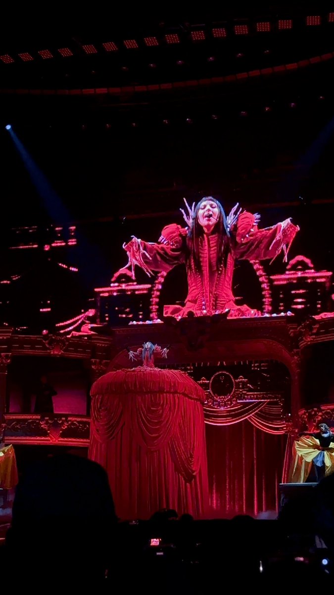 czzt5m_llop's tweet photo. ライブってぶっちゃけ金かけまくればそりなりの演出は多分作れるんだろうけど、レディーガガに関してはこの異次元過ぎるスケールのステージに見合うどころかそれ以上過ぎる程の実力と貫禄があって裏付けされてるから、観てて納得感しかなかった。人間一人の器でこの規模を完全に掌握出来るの凄い。 https://t.co/6CMhank8BT