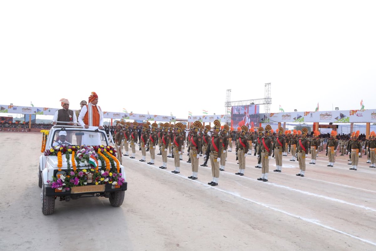 વાવ-થરાદ જિલ્લાના મલુપુર ખાતે માનનીય રાજ્યપાલ શ્રી આચાર્ય દેવવ્રતજીની અધ્યક્ષતામાં આયોજિત 77મા પ્રજાસત્તાક પર્વની રાજ્યકક્ષાની ઉજવણીમાં સહભાગી થઈને તિરંગાને ગર્વભેર સલામી આપી.