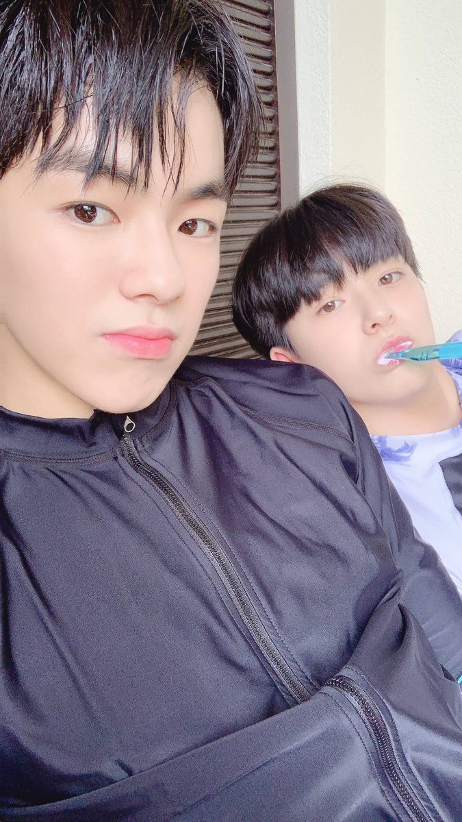 아 진짜 귀여워 죽겠네
왤케 어렸음?