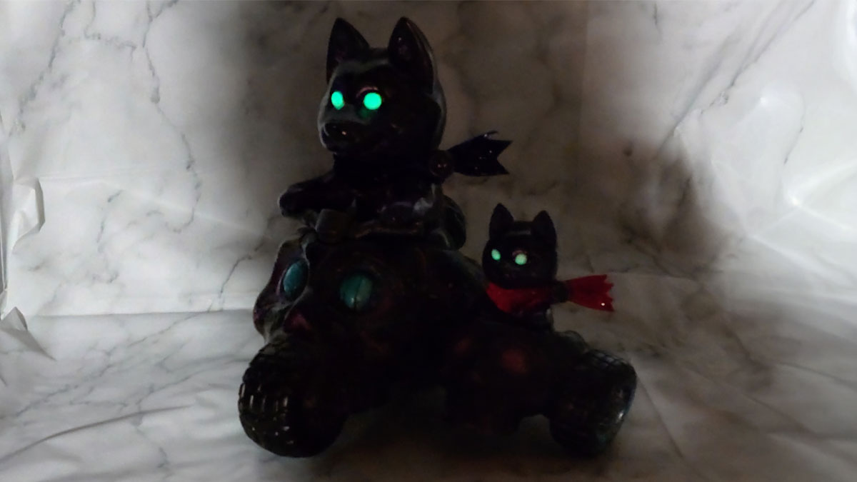 『シバババーン・ダークマターver.』はブラックライトをあてると光ります❇️

星丸&amp;月子の目は蓄光ペイントになってるので暗闇でもバチバチです⚡️✨️
#ワンフェス #ソフビ