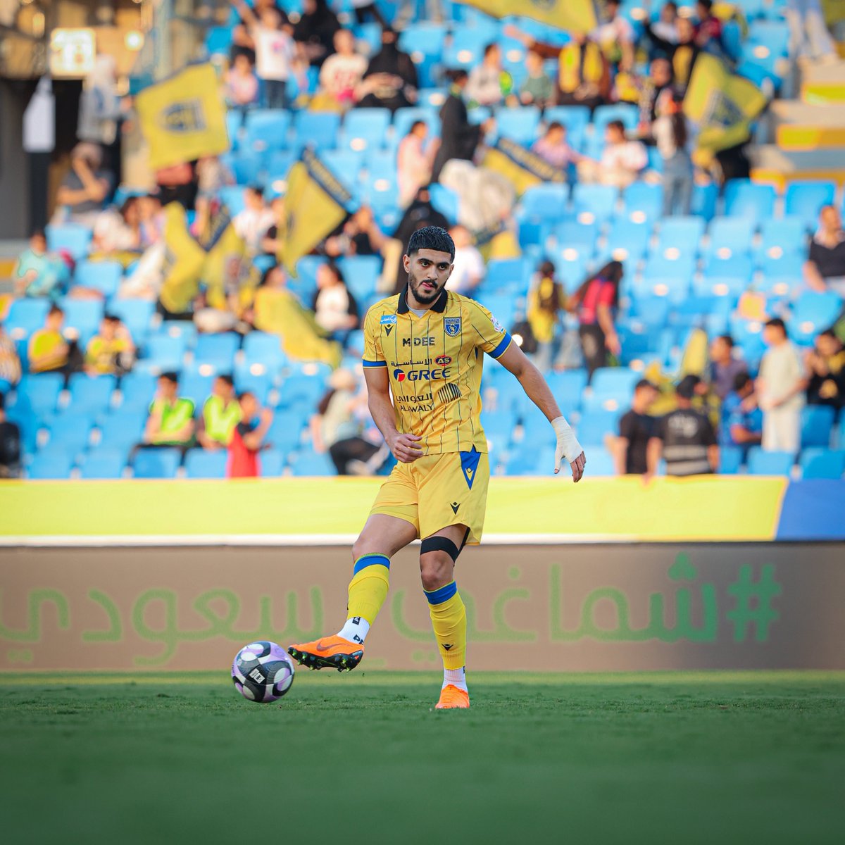 وفقًا لمصادر خاصة لنشرة #مصدر_مطّلع 🔖🚨

وضع نادي التعاون مبلغًا يقترب من 70 مليون ريال، لمن يرغب في شراء عقد المدافع وليد الأحمد.

يريد التعاون تسجيل أكبر عملية بيع لقلب دفاع في تاريخ كرة القدم السعودية، مع اهتمام قوي باللاعب من نادي القادسية ونادي الاتحاد.