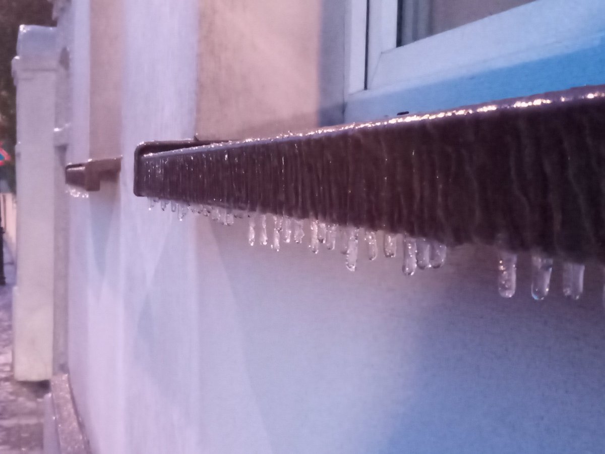 Zgodnie z prognozami w Wielkopolsce panuje silna gołoledź. Najlepiej ograniczyć przemieszczanie się do koniecznego minimum.

Kórnik 26.01 godz. 7:30 👇