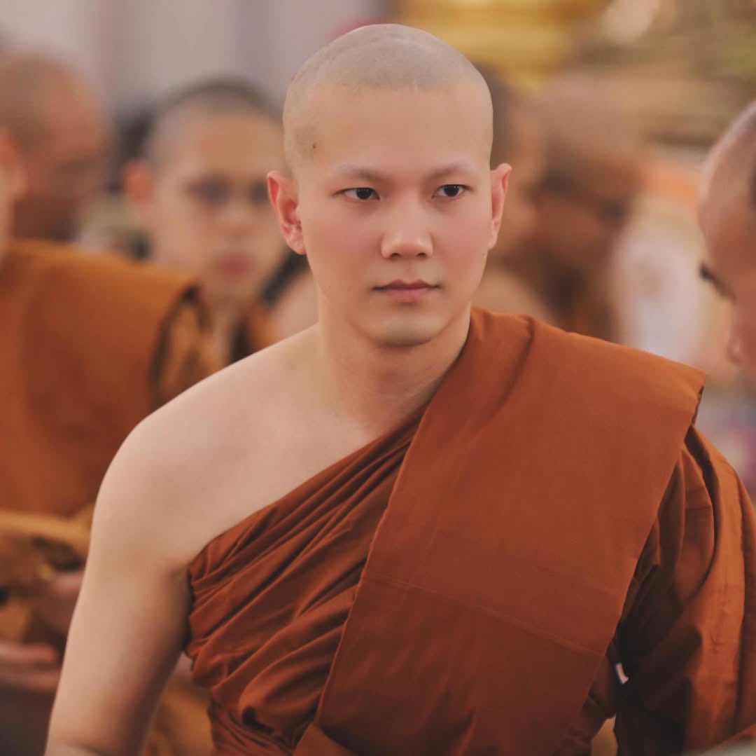 Build_FamilyFC's tweet image. IG update [23012026]  "ปิยธมฺโม" (ปิ-ยะ-ทำ-โม) เป็นฉายาทางธรรม แปลว่า "ผู้มีธรรมอันเป็นที่รัก"

#BuildJakapan @JakeB4rever 
#Beyourluve