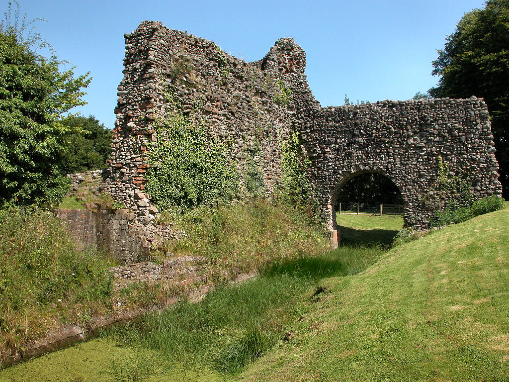 Lochmaben Castle, built in the 1160s and originally in wood on a promontory projecting into Castle Loch near Lochmaben in Dumfries &amp; Galloway. Still imposing in places, but difficult to decipher and with only partly accessible ruins. More pics and info: undiscoveredscotland.co.uk/lochmaben/loch…
