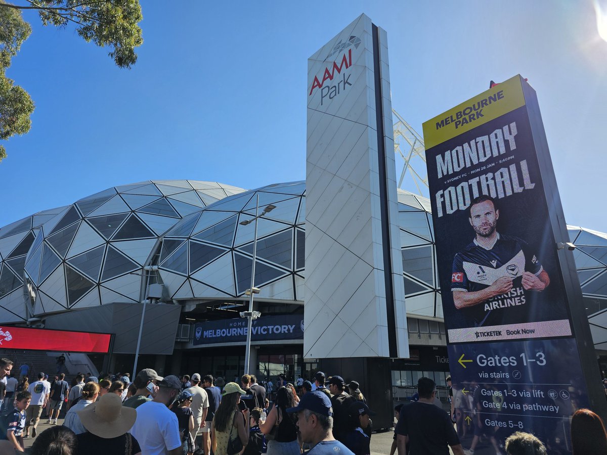 official_lesdog's tweet image. Australia Day #BigBlue on a warm afternoon. I'm guessing drinks breaks will be in play today. They've probably been in place for a while but I've noticed bespoke food outlets on the concourse at AAMI Park. #MVCvSYD