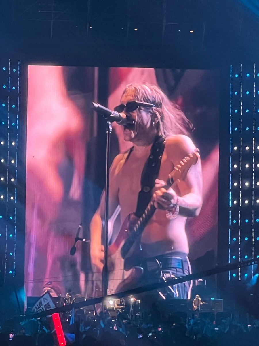 ZaidaFlore58780's tweet photo. @AIRBAGoficial  feliz cumple genio! Gracias x tanto, tu música, tus letras, sos ese amigo q uno quisiera tener,el q no la caretea nunca,el q dice la verdad siempre...Sos el q te alienta a buscar  tu  camino con el corazón , gracias patricio,brindo por un año más de tu vida 🥂🎂🫶 https://t.co/XacdGKJ1cE