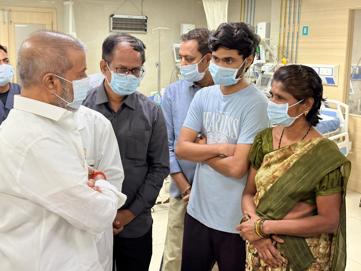 DamodarCilarapu's tweet photo. నిజామాబాద్‌లో గంజాయి స్మగ్లర్ల దాడిలో గాయపడి నిమ్స్‌లో చికిత్స పొందుతున్న ఎక్సైజ్ కానిస్టేబుల్ సౌమ్యను, ఆమె కుటుంబ సభ్యులను ఆరోగ్యశాఖ మంత్రి దామోదర్ రాజనర్సింహ సోమవారం ఉదయం పరామర్శించారు.

సౌమ్య హెల్త్ కండీషన్‌ను నిమ్స్ డైరెక్టర్ బీరప్ప, ఇతర వైద్యులు మంత్రికి వివరించారు.

సౌమ్యకు ఇలా జరగడం అత్యంత దురదృష్టకరమని మంత్రి పేర్కొన్నారు.

ధైర్యంగా ఉండాలని, సౌమ్య పూర్తిగా కోలుకుంటుందని సౌమ్య తల్లి చంద్రకళ, సోదరుడు శ్రావణ్‌‌ను మంత్రి ఓదార్చారు.

సౌమ్య‌ పూర్తిగా కోలుకునే వరకూ మెరుగైన వైద్య సేవలు అందించే బాధ్యత తమదేనన్నారు.

సౌమ్యను పరామర్శించిన అనంతరం మంత్రి మీడియాతో మాట్లాడారు.

రాష్ట్రంలో గంజాయి, ఇతర మత్తు పదార్థాల వినియోగాన్ని పూర్తిగా అరికట్టాలని లక్ష్యంగా పెట్టుకున్నాం. 

ఎక్సైజ్, పోలీస్, ఇతర శాఖల అధికారులు, సిబ్బంది ఈ లక్ష్యాన్ని చేరుకునేందుకు ఎంతగానో కృషి చేస్తున్నారు.

ఈ క్రమంలో నిజామాబాద్‌లో జరిగిన ఘటన అత్యంత దురదృష్టకరం. ఇందులు కారకులైన ప్రతి ఒక్కరినీ చట్టప్రకారం కఠినంగా శిక్షిస్తాం.

సౌమ్య ఆరోగ్య పరిస్థితి నిన్నటి కంటే మెరుగైనప్పటికీ, ఇంకా ఆమె కండీషన్ క్రిటికల్‌గానే ఉంది.

నిమ్స్‌లో సుశిక్షితులైన సీనియర్ వైద్యుల బృందం, 
సౌమ్యకు అత్యాధునిక వసతులతో కూడిన మెరుగైన వైద్య సేవలు అందిస్తోంది.

సౌమ్య సంపూర్ణంగా కోలుకుటుందని ఆశిస్తున్నాం.

ఆమె కుటుంబాన్ని అన్నిరకాలుగా ఆదుకునే బాధ్యత మా ప్రభుత్వానిది.

విధి నిర్వాహణలో ఉన్న ప్రభుత్వ ఉద్యోగులపై దాడులను ఎట్టి పరిస్థితుల్లోనూ సహించేది లేదు.

నిందితులపై ఇప్పటికే హత్యాయత్నం కేసు నమోదు చేయించాం.