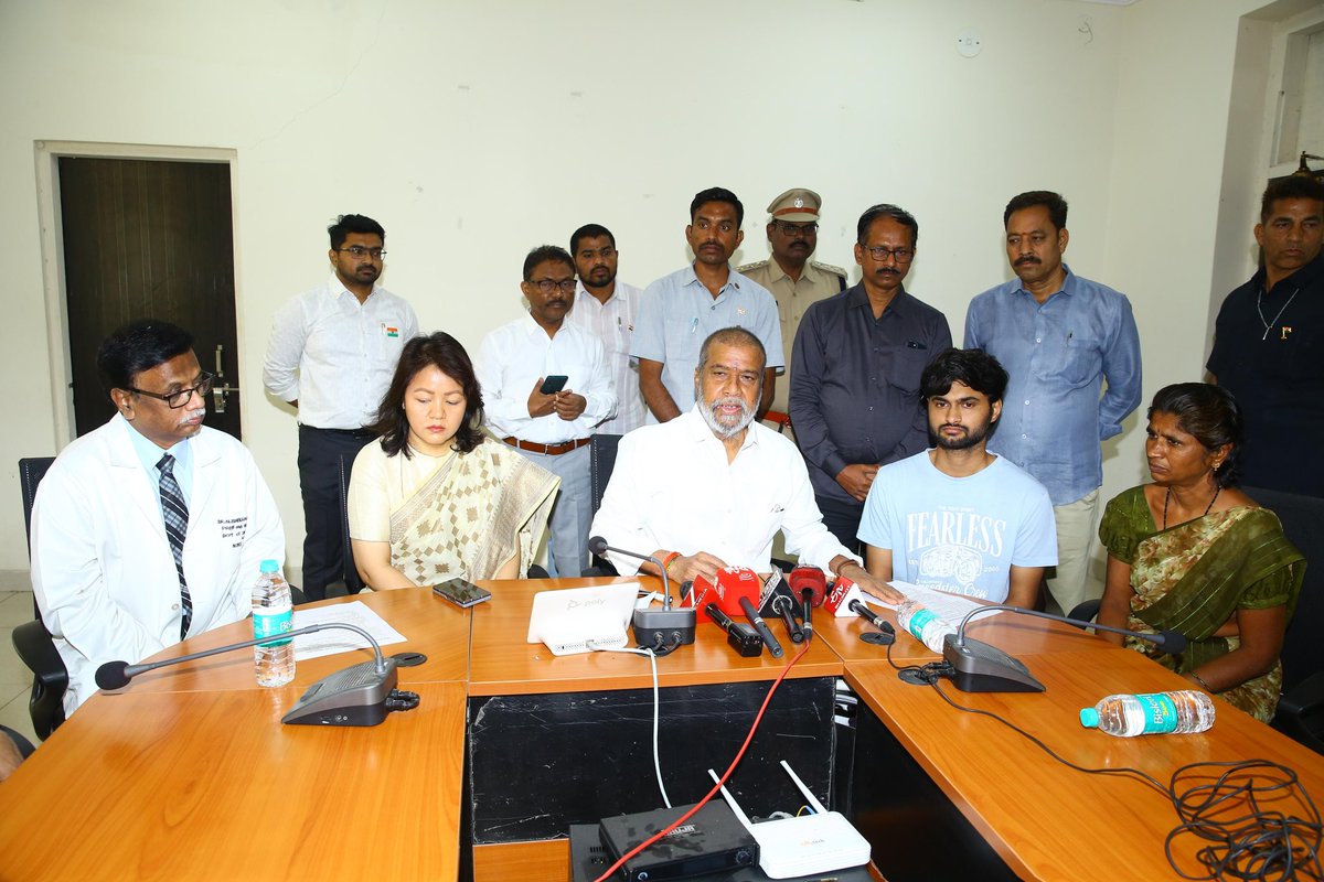DamodarCilarapu's tweet photo. నిజామాబాద్‌లో గంజాయి స్మగ్లర్ల దాడిలో గాయపడి నిమ్స్‌లో చికిత్స పొందుతున్న ఎక్సైజ్ కానిస్టేబుల్ సౌమ్యను, ఆమె కుటుంబ సభ్యులను ఆరోగ్యశాఖ మంత్రి దామోదర్ రాజనర్సింహ సోమవారం ఉదయం పరామర్శించారు.

సౌమ్య హెల్త్ కండీషన్‌ను నిమ్స్ డైరెక్టర్ బీరప్ప, ఇతర వైద్యులు మంత్రికి వివరించారు.

సౌమ్యకు ఇలా జరగడం అత్యంత దురదృష్టకరమని మంత్రి పేర్కొన్నారు.

ధైర్యంగా ఉండాలని, సౌమ్య పూర్తిగా కోలుకుంటుందని సౌమ్య తల్లి చంద్రకళ, సోదరుడు శ్రావణ్‌‌ను మంత్రి ఓదార్చారు.

సౌమ్య‌ పూర్తిగా కోలుకునే వరకూ మెరుగైన వైద్య సేవలు అందించే బాధ్యత తమదేనన్నారు.

సౌమ్యను పరామర్శించిన అనంతరం మంత్రి మీడియాతో మాట్లాడారు.

రాష్ట్రంలో గంజాయి, ఇతర మత్తు పదార్థాల వినియోగాన్ని పూర్తిగా అరికట్టాలని లక్ష్యంగా పెట్టుకున్నాం. 

ఎక్సైజ్, పోలీస్, ఇతర శాఖల అధికారులు, సిబ్బంది ఈ లక్ష్యాన్ని చేరుకునేందుకు ఎంతగానో కృషి చేస్తున్నారు.

ఈ క్రమంలో నిజామాబాద్‌లో జరిగిన ఘటన అత్యంత దురదృష్టకరం. ఇందులు కారకులైన ప్రతి ఒక్కరినీ చట్టప్రకారం కఠినంగా శిక్షిస్తాం.

సౌమ్య ఆరోగ్య పరిస్థితి నిన్నటి కంటే మెరుగైనప్పటికీ, ఇంకా ఆమె కండీషన్ క్రిటికల్‌గానే ఉంది.

నిమ్స్‌లో సుశిక్షితులైన సీనియర్ వైద్యుల బృందం, 
సౌమ్యకు అత్యాధునిక వసతులతో కూడిన మెరుగైన వైద్య సేవలు అందిస్తోంది.

సౌమ్య సంపూర్ణంగా కోలుకుటుందని ఆశిస్తున్నాం.

ఆమె కుటుంబాన్ని అన్నిరకాలుగా ఆదుకునే బాధ్యత మా ప్రభుత్వానిది.

విధి నిర్వాహణలో ఉన్న ప్రభుత్వ ఉద్యోగులపై దాడులను ఎట్టి పరిస్థితుల్లోనూ సహించేది లేదు.

నిందితులపై ఇప్పటికే హత్యాయత్నం కేసు నమోదు చేయించాం.