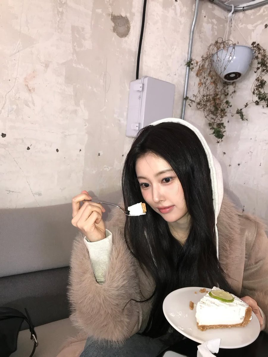 hyewon pics ❄️ tweet media