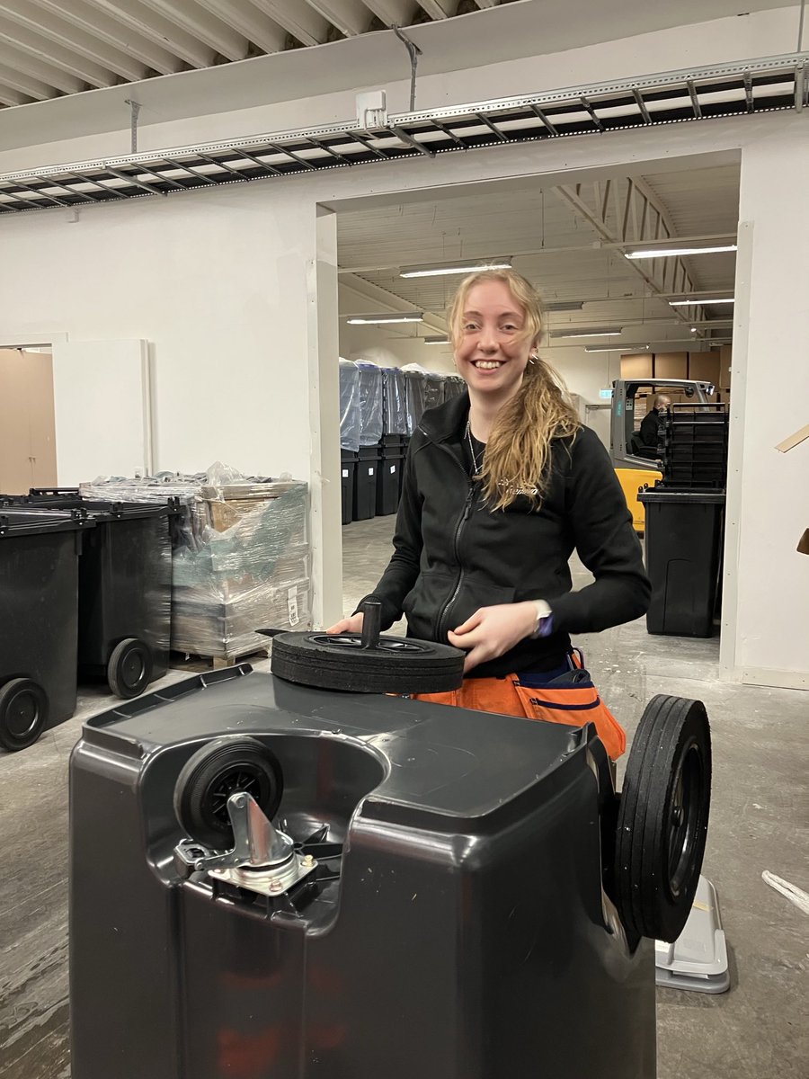 När man behöver en specialare. Mollie bygger lite snabbt två kärl till oss. Grym service. Å grym tjej ❤️