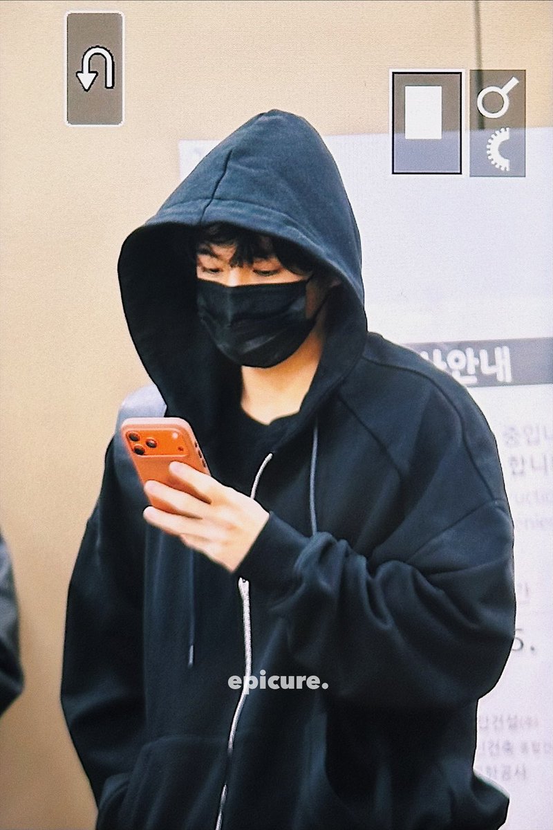 yiA96FISzrl7v0Y's tweet photo. 이재현 니가 하도 프롬을 안와서 폰이라도 잃어버린줄 알았더니 아니었네? 그렇게 폰을 보는데 10일 넘도록 프롬 하나 보낼 성의도 없으면서 뭔 더비를 사랑한대 앨범팔고 콘서트하고 팬싸할때나 더비 사랑하는거겠지 https://t.co/L27xncKvff