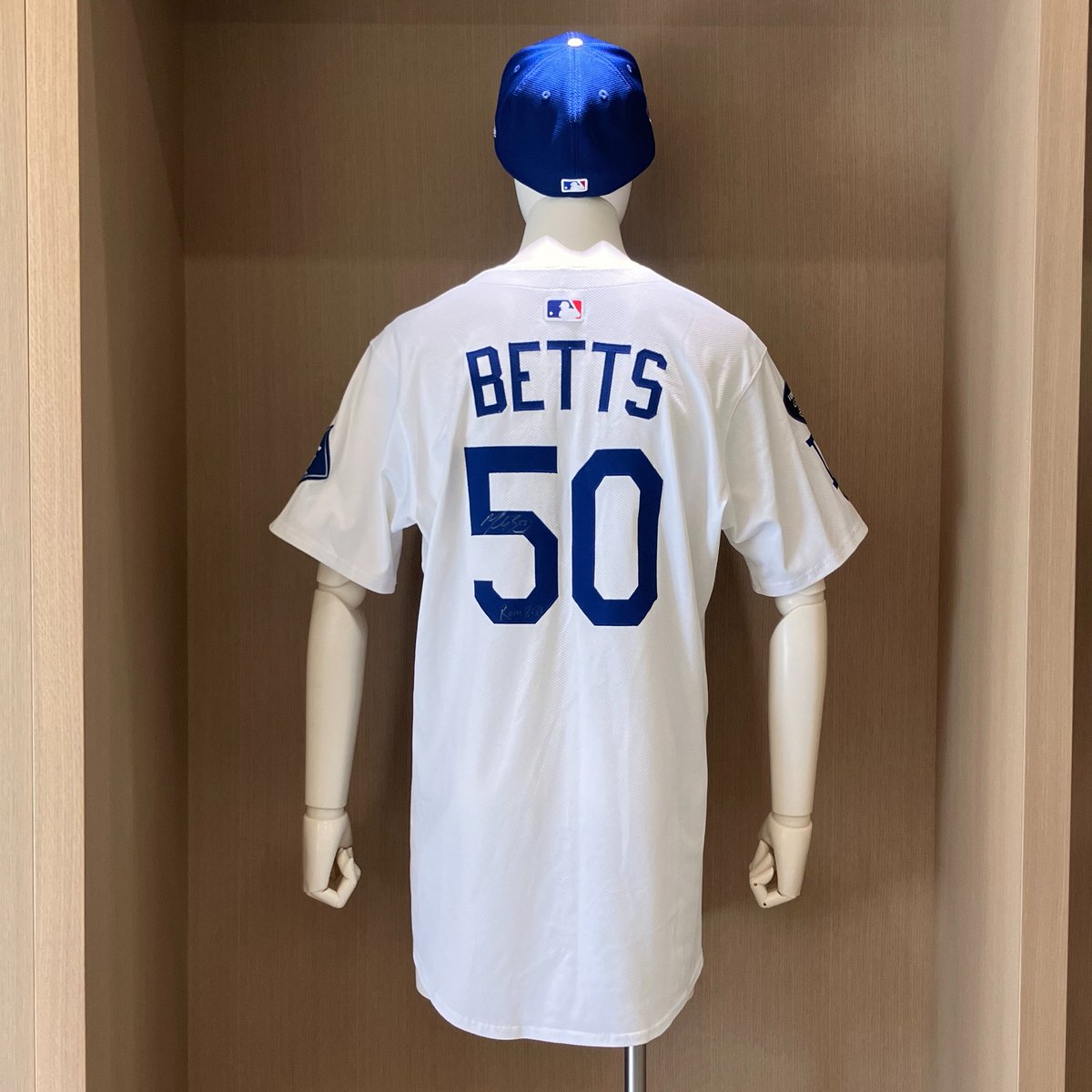 ムーキーベッツ　サイン入りユニフォーム 弊社の受付フロアにムーキー・ベッツ選手のサイン入りユニフォームが