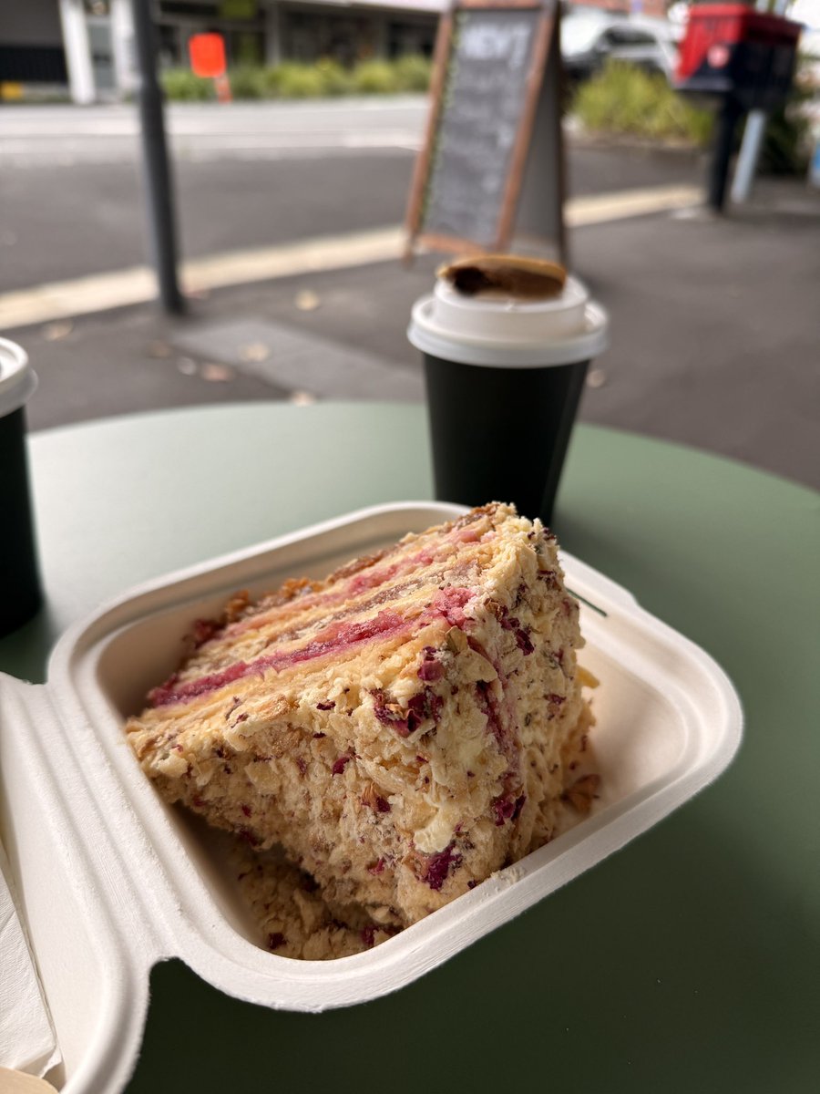 近所のカフェでこんな可愛い子🩷に
出会ったでしゅ🐶ママは発狂ちてまちた💕
そちてママとパパは
“悲願のケーキ🍰”をパクパク🤤
（ぜったい大き過ぎでしゅ😰高いから
これが最初で最後だそうでしゅ😭）

#犬のお友達 #ニュージーランド