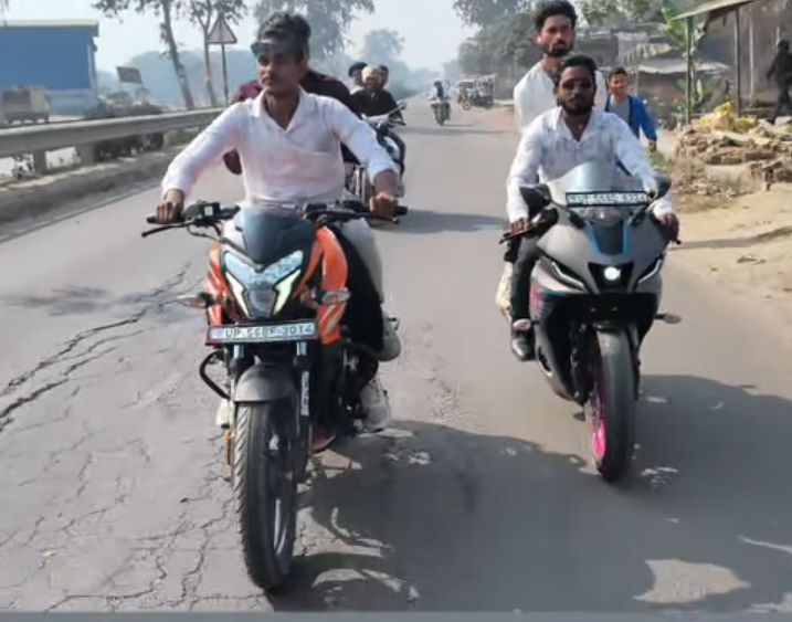 salam_right's tweet photo. जनपद, महराजगंज में यही स्थिति हैं पुलिस इन लोगों का चालान नहीं कट रही हैं (1) UP56BF3014 (2) UP56BD8324
कृप्या कर के इन लोगों का चालान किया जाना चाहिए @Uppolice @maharajganjpol https://t.co/0q0caKXXCz