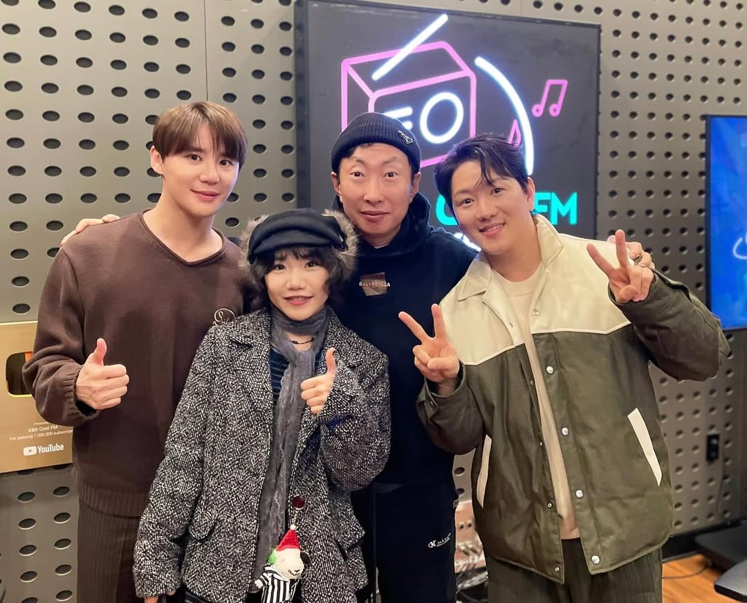 [사진] gpark_radio IG

[#라디오쇼]

지독하게 잘한다, 지독 #정원영
레디오쇼 4번째 출연, 경력 #김준수
인간문화재, 콩알 #홍나현

1월 26일 준수 뮤지컬 데뷔 축하🥳

✨3월 22일까지 공연하는 뮤지컬 <#비틀쥬스>✨
많관사랑부🫶

instagram.com/p/DT9iXQukznS/
#김준수 #XIA #시아준수 #비틀쥰스