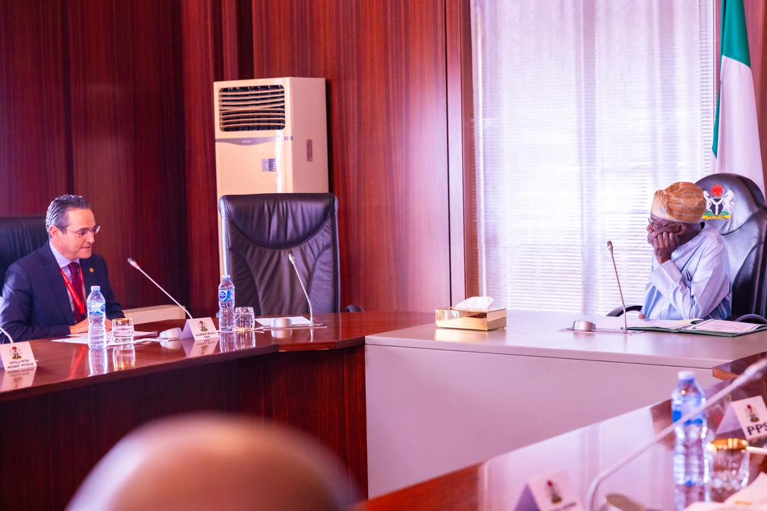 TheTope_Ajayi's tweet image. STATEHOUSE PRESS RELEASE 

SHELL GLOBAL CEO HAILS PRESIDENT TINUBU, SAYS HIS LEADERSHIP AND VISION THE REASONS SHELL IS KEEN TO INVEST $20 BILLION IN NIGERIA 

Mr Wael Sawan, the Chief Executive of Shell Plc, has praised President Bola Tinubu's leadership for creating a healthy…