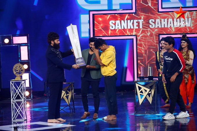 Sanketh winning achievements till date :
Dhee Jodi,DID ,Dance++, D20 winning loading...Dance ikon -2nd runner up
Choreographer wise :
Neethoney dance-1st runner-up(Nondancer),BB jodi- 2nd runner up(Nondancer)

Don't even dare to blame #SankethGaonkar
n Qn his talent in dance 🤨🙏
