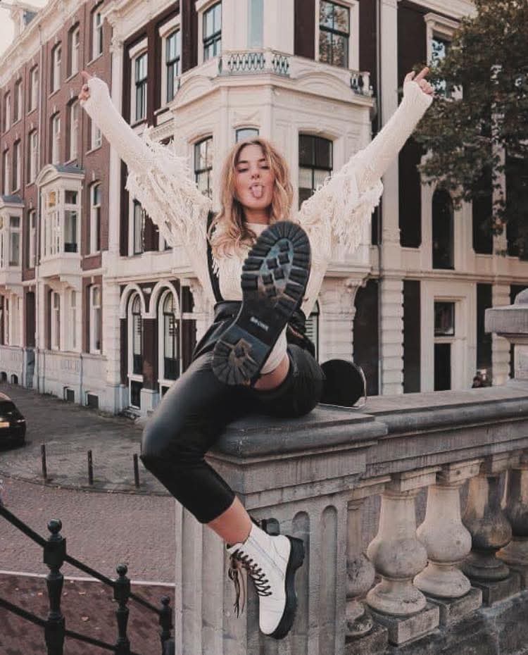 "No conozco la clave del éxito, pero se que la clave del fracaso es tratar de complacer a todo el mundo".
                      ~Woody Allen

Bonito día para todos.