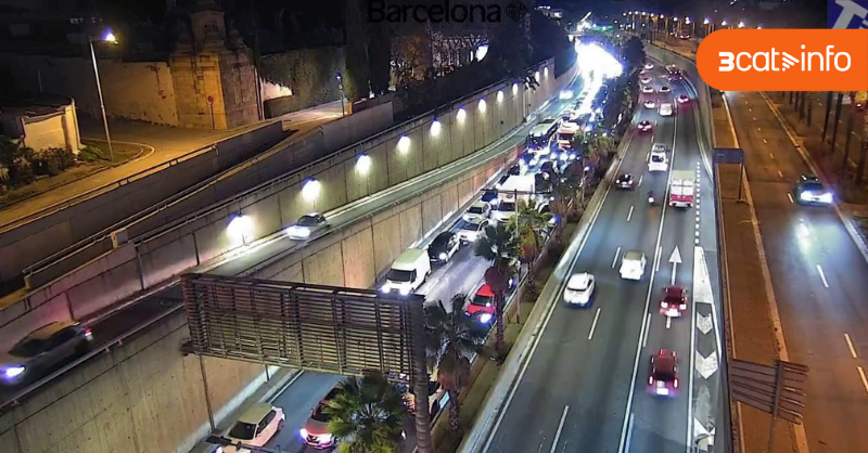 3CatInfo's tweet photo. Matí complicat a les carreteres en una nova jornada de caos ferroviari.

Hi ha 8 quilòmetres de congestió a la ronda de Dalt entre el Nus de la Trinitat i Sant Gervasi, i a l'AP-7, l'A-2 i la B-23 també es registren retencions https://t.co/P0h8fnvTnK https://t.co/YV33DAQR3l