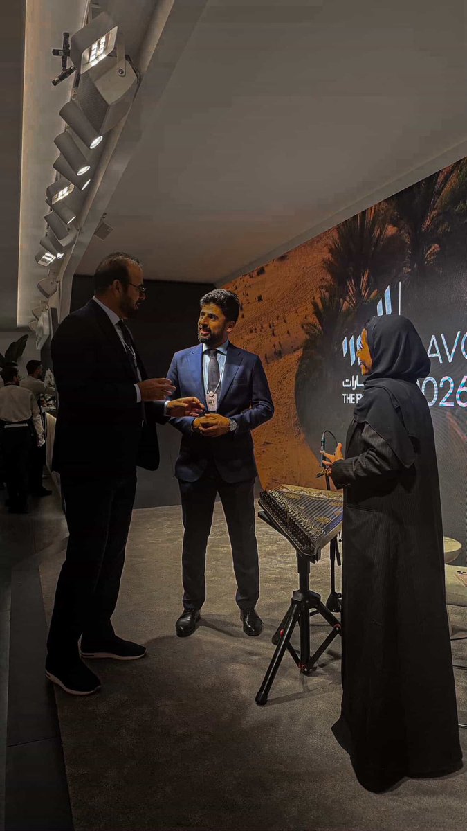 قال لي محمد القرقاوي:
احذر وهم المعرفة، ولا تنشغل بالأضواء عن العمل الجاد.
ستستمر في التطور ما دمت تقول لنفسك دائمًا: «أنا لا أعرف».
لأن الاعتراف بعدم المعرفة هو بداية التعلّم… ومن هنا تبدأ كل قفزة حقيقية.