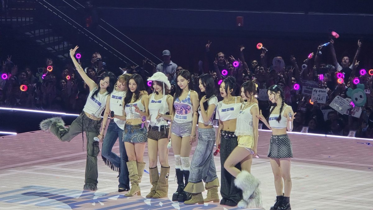 d4 #TWICE_THISISFOR_WORLD_TOUR_LA