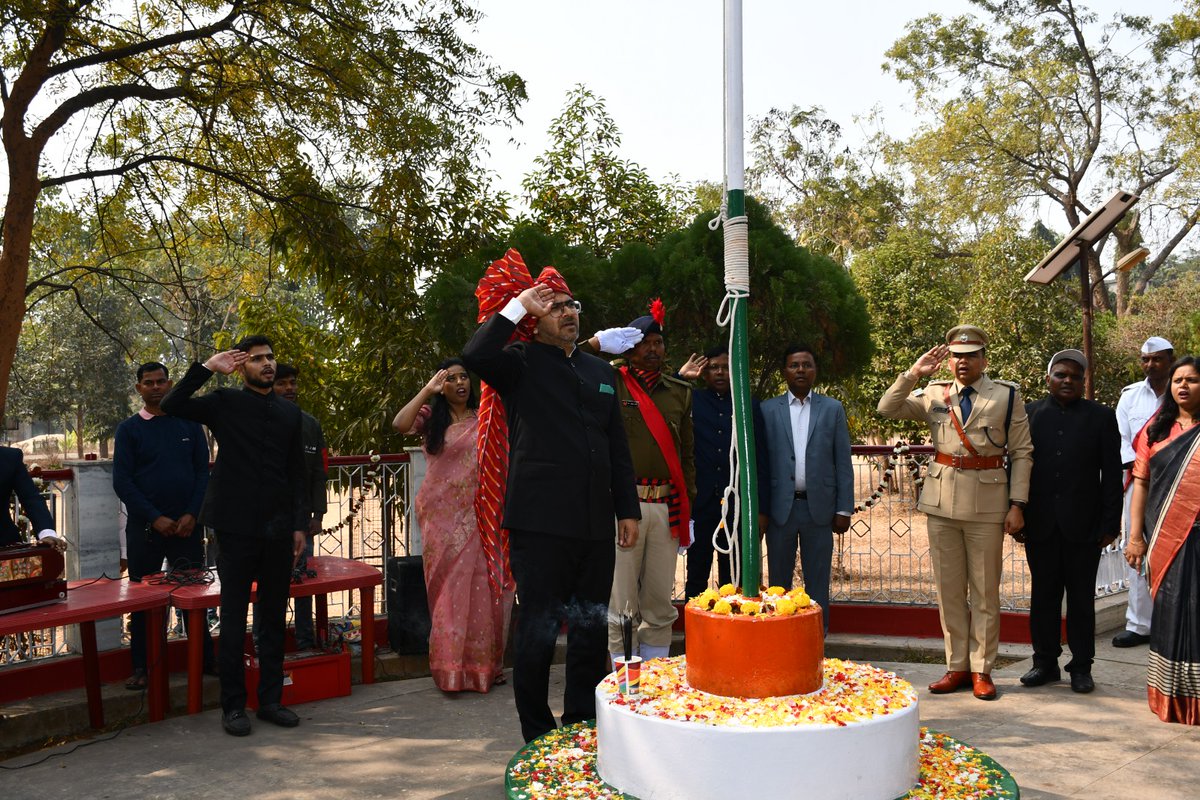 DCseraikella's tweet photo. समाहरणालय परिसर में राष्ट्रीय ध्वज का विधिवत झंडोत्तोलन कर तिरंगे को सलामी दी गई।
देश के लिए सर्वस्व न्योछावर करने वाले वीर स्वतंत्रता सेनानियों को शत-शत नमन।
@JharkhandCMO @prdjharkhand https://t.co/a8WUme2ATR