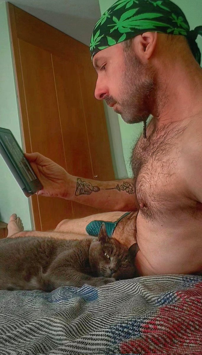 Hoy he madrugado de verdad. 6:30 de la mañana. Madrid todavía medio dormido,  Yo, en silencio absoluto, leyendo antes de ir a trabajar, porque sí: hay gente que medita, y luego estoy yo… leyendo a horas en las que el cerebro aún está negociando si merece la pena existir.