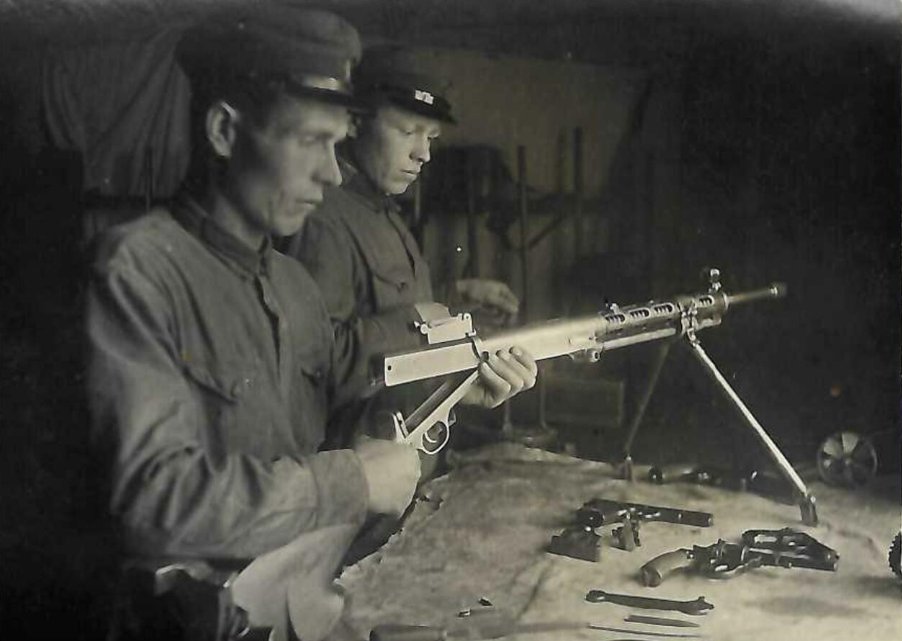 sitnikov_94's tweet photo. Советские солдаты за обслуживанием своего вооружения.
СССР
1936
#Interbellum https://t.co/LhBH2mTxXt