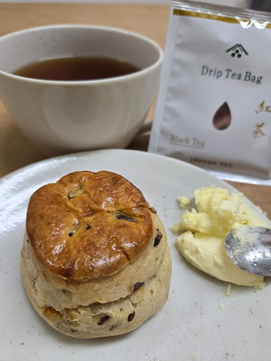 🫖DEMMERS TEEHAUS🇦🇹ROOIBOS ORANGE🍊
🫖一保堂茶舖🇯🇵紅茶🌿
クリームティーセット🍴
🧁英国菓子ブリティッシュプディング🇬🇧田舎の大きなスコーン＆DEMMERS TEEHAUS🇦🇹オリジナルスコーン
🧁THE DORCHESTER🇬🇧ピーカンナッツオレンジ
安定の紅茶泥棒🥺🥹
この数日後、ポットの注ぎ口が割れる…🫩
#茶好連